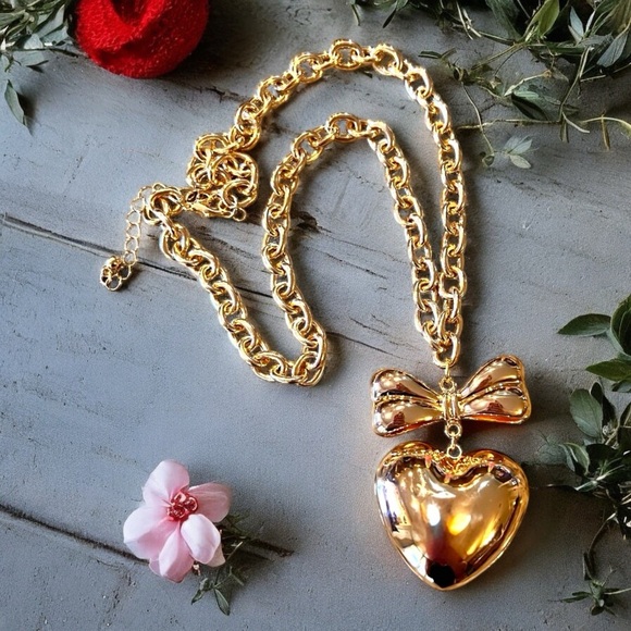 Chunky Golden toned puffed heart pendant necklace - Picture 1 of 16